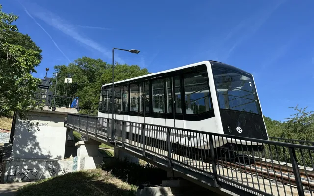 FOTO, VIDEO: Nové vozy lanovky jsou poprvé k vidění na trati na Petřín