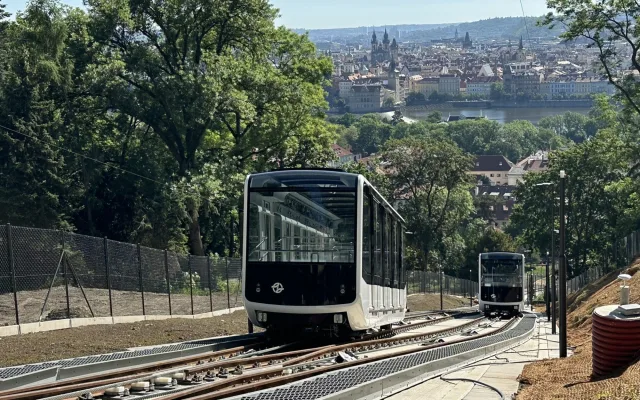 FOTO, VIDEO: Nové vozy lanovky jsou poprvé k vidění na trati na Petřín