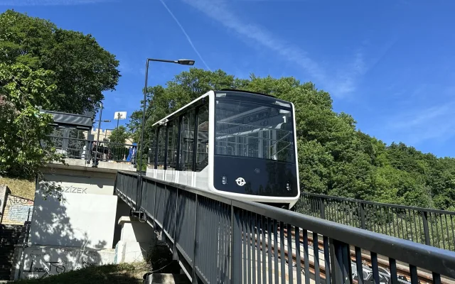 FOTO, VIDEO: Nové vozy lanovky jsou poprvé k vidění na trati na Petřín