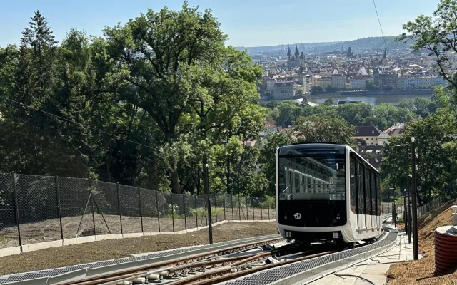 FOTO, VIDEO: Nové vozy lanovky jsou poprvé k vidění na trati na Petřín
