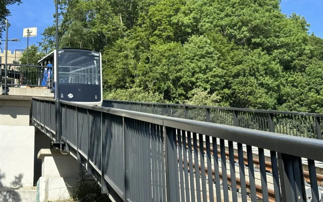 FOTO, VIDEO: Nové vozy lanovky jsou poprvé k vidění na trati na Petřín