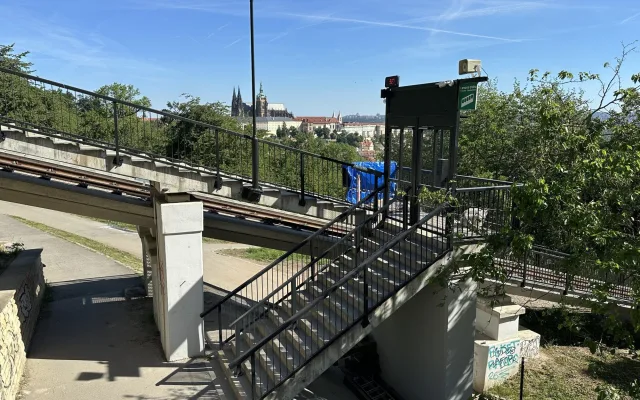 FOTO, VIDEO: Nové vozy lanovky jsou poprvé k vidění na trati na Petřín