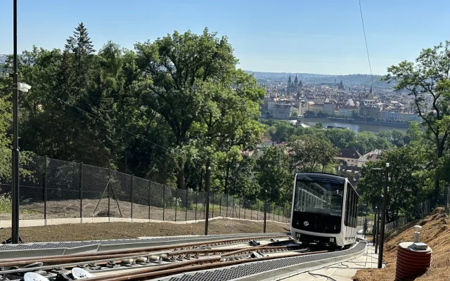 FOTO, VIDEO: Nové vozy lanovky jsou poprvé k vidění na trati na Petřín