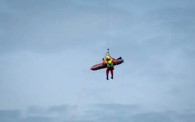 FOTO, VIDEO: Když se srazí lodě na Vltavě. Složky IZS cvičily scénář tragické nehody