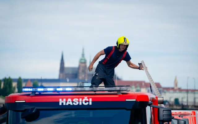 FOTO, VIDEO: Když se srazí lodě na Vltavě. Složky IZS cvičily scénář tragické nehody