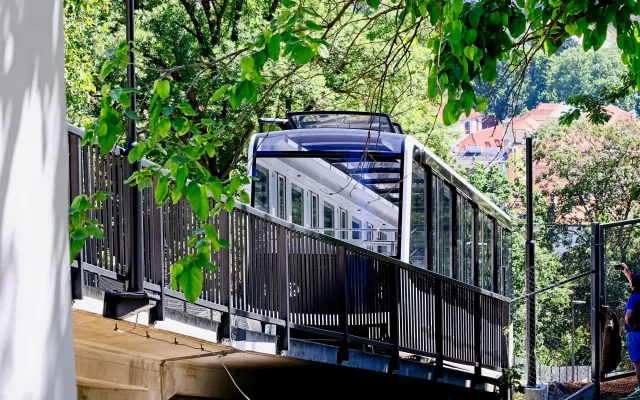 Proč nemají nové vozy lanovky na Petřín klimatizaci? Důvodem jsou váha a doba jízdy