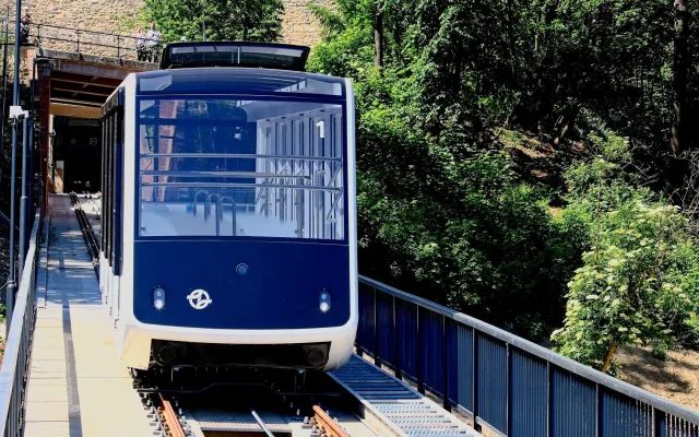 Proč nemají nové vozy lanovky na Petřín klimatizaci? Důvodem jsou váha a doba jízdy