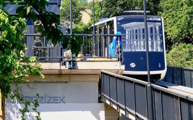 Proč nemají nové vozy lanovky na Petřín klimatizaci? Důvodem jsou váha a doba jízdy