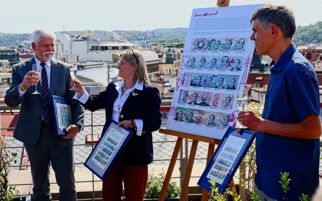 Známka propojuje lidi. Prezident Pavel a miliardář Dědek uctili památku Dany Drábové