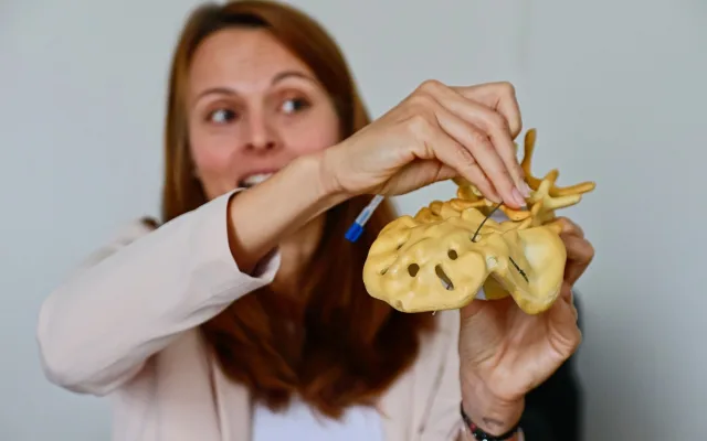 Na Bulovce léčí inkontinenci přelomovou metodou, pomůže chytré zařízení pod kůží