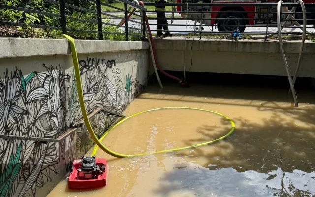 Trable s podchody pod Opatovickou. Jeden zatopený, druhému padá strop