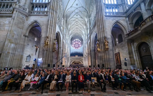 Levitující píšťaly ozdobené křišťály. Svatovítské varhany jsou po letech dokončené