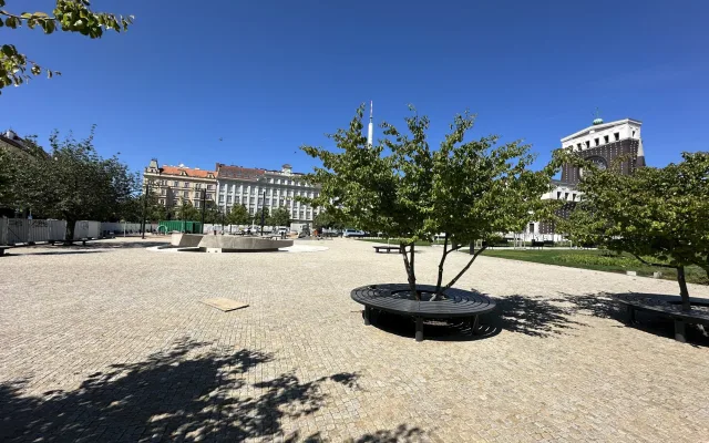 Přehřátá plocha bez zeleně? Na opravený Jiřák se snáší kritika, realita je ale jiná