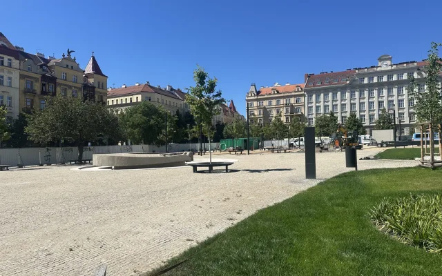 Přehřátá plocha bez zeleně? Na opravený Jiřák se snáší kritika, realita je ale jiná