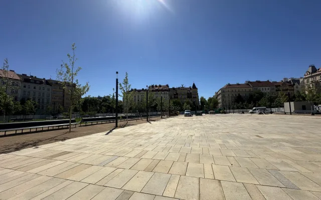 Přehřátá plocha bez zeleně? Na opravený Jiřák se snáší kritika, realita je ale jiná