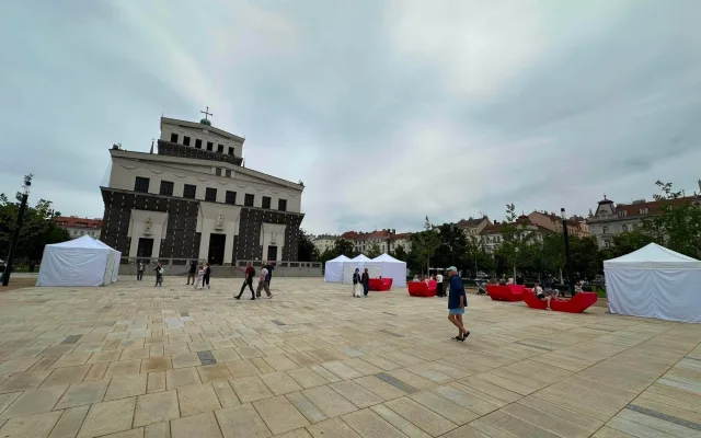 Přehřátá plocha bez zeleně? Na opravený Jiřák se snáší kritika, realita je ale jiná