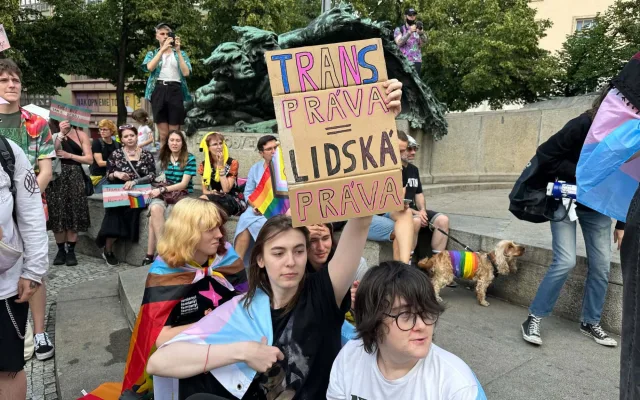 FOTO: Pražané se postavili za práva trans lidí, protest se snažili narušit provokatéři