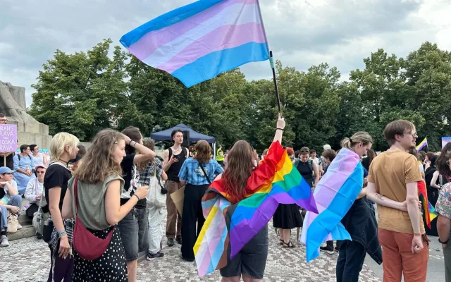 FOTO: Pražané se postavili za práva trans lidí, protest se snažili narušit provokatéři