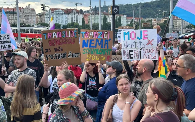 FOTO: Pražané se postavili za práva trans lidí, protest se snažili narušit provokatéři