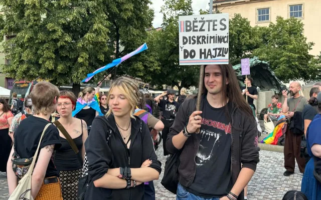 FOTO: Pražané se postavili za práva trans lidí, protest se snažili narušit provokatéři
