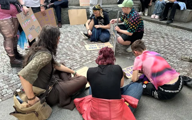 FOTO: Pražané se postavili za práva trans lidí, protest se snažili narušit provokatéři