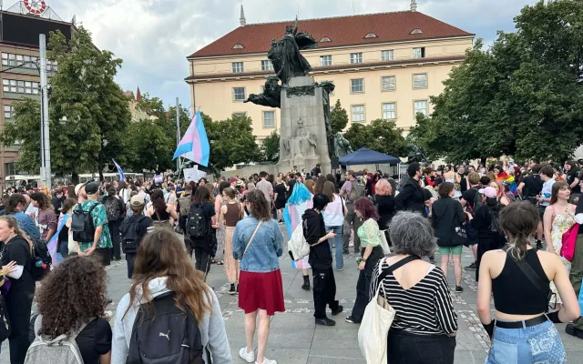 FOTO: Pražané se postavili za práva trans lidí, protest se snažili narušit provokatéři