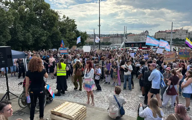 FOTO: Pražané se postavili za práva trans lidí, protest se snažili narušit provokatéři
