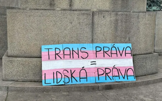 FOTO: Pražané se postavili za práva trans lidí, protest se snažili narušit provokatéři