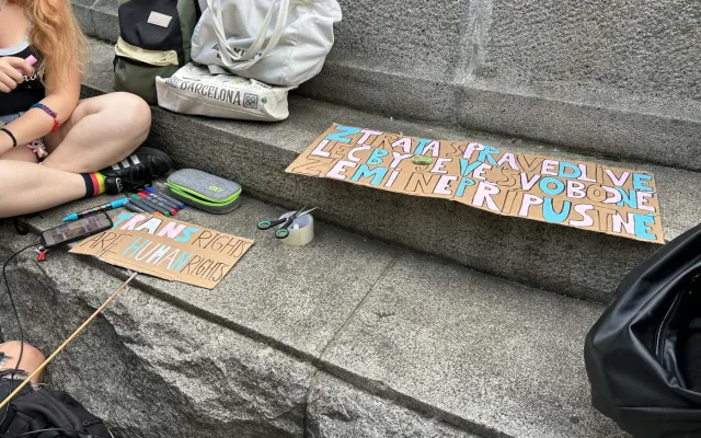 FOTO: Pražané se postavili za práva trans lidí, protest se snažili narušit provokatéři