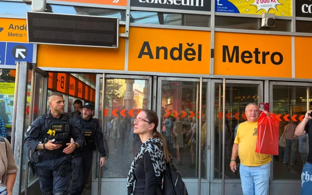 Ve stanici Anděl srazila souprava metra člověka, provoz je omezen
