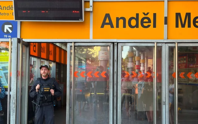 Ve stanici Anděl srazila souprava metra člověka, provoz je omezen