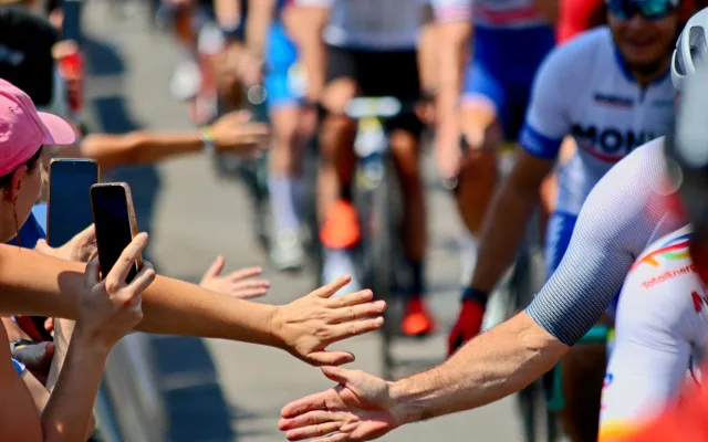 FOTO: Jako na Tour de France. Cyklonadšenci si v Praze zkusili slavný závod