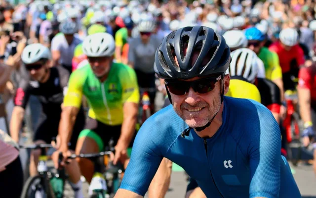 FOTO: Jako na Tour de France. Cyklonadšenci si v Praze zkusili slavný závod
