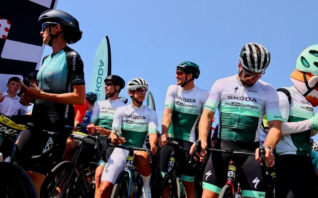 FOTO: Jako na Tour de France. Cyklonadšenci si v Praze zkusili slavný závod