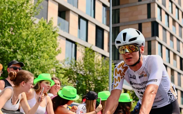 FOTO: Jako na Tour de France. Cyklonadšenci si v Praze zkusili slavný závod