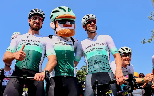 FOTO: Jako na Tour de France. Cyklonadšenci si v Praze zkusili slavný závod