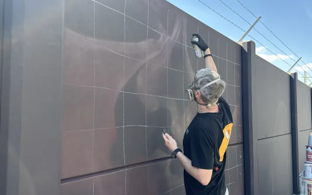 FOTO: Z šedé zdi je obří galerie. V Praze vzniká jeden z největší muralů v Evropě