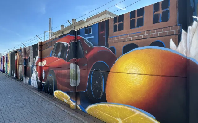 FOTO: Z šedé zdi je obří galerie. V Praze vzniká jeden z největší muralů v Evropě