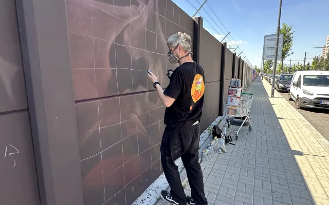 FOTO: Z šedé zdi je obří galerie. V Praze vzniká jeden z největší muralů v Evropě