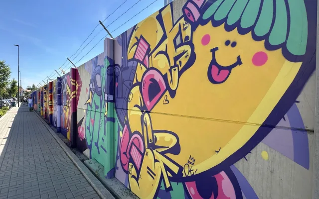 FOTO: Z šedé zdi je obří galerie. V Praze vzniká jeden z největší muralů v Evropě