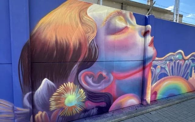 FOTO: Z šedé zdi je obří galerie. V Praze vzniká jeden z největší muralů v Evropě