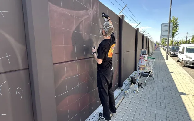 FOTO: Z šedé zdi je obří galerie. V Praze vzniká jeden z největší muralů v Evropě