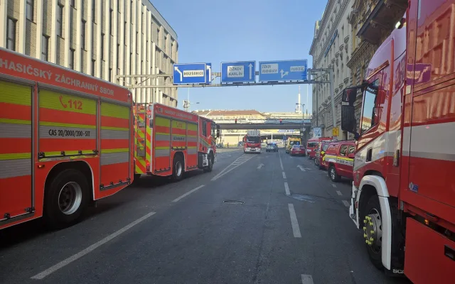 Hořela střecha hotelu v centru Prahy, hasiči vyhlásili třetí stupeň poplachu