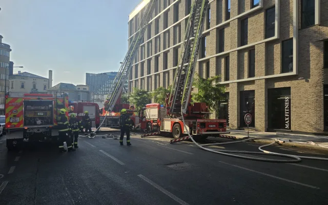 Hořela střecha hotelu v centru Prahy, hasiči vyhlásili třetí stupeň poplachu