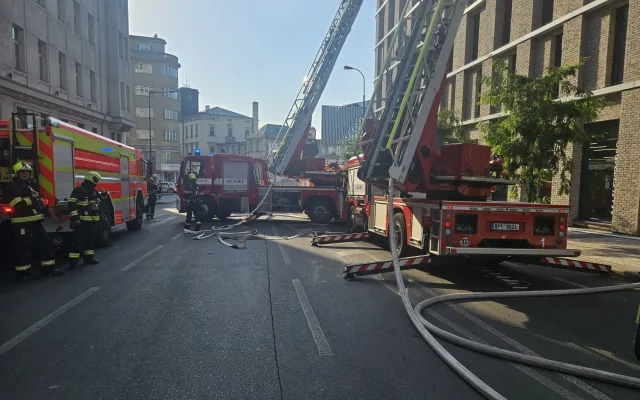 Hořela střecha hotelu v centru Prahy, hasiči vyhlásili třetí stupeň poplachu