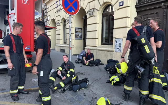 Hořela střecha hotelu v centru Prahy, hasiči vyhlásili třetí stupeň poplachu