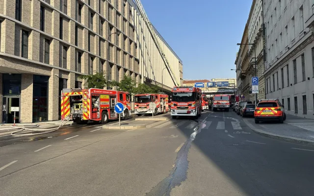 Hořela střecha hotelu v centru Prahy, hasiči vyhlásili třetí stupeň poplachu