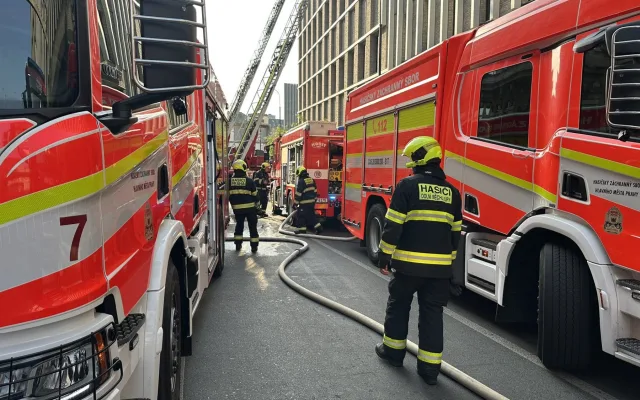 Hořela střecha hotelu v centru Prahy, hasiči vyhlásili třetí stupeň poplachu
