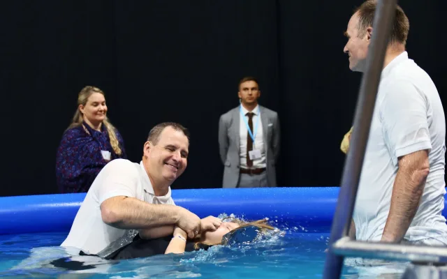 Plná O2 arena, křty v bazénu, kolaps klimatizace. Podívali jsme se na sjezd Jehovistů