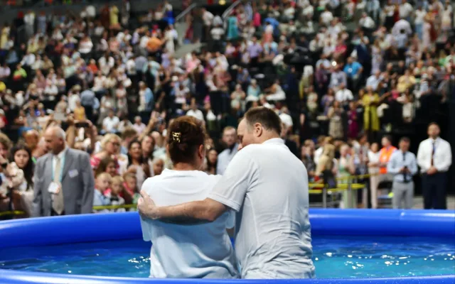 Plná O2 arena, křty v bazénu, kolaps klimatizace. Podívali jsme se na sjezd Jehovistů